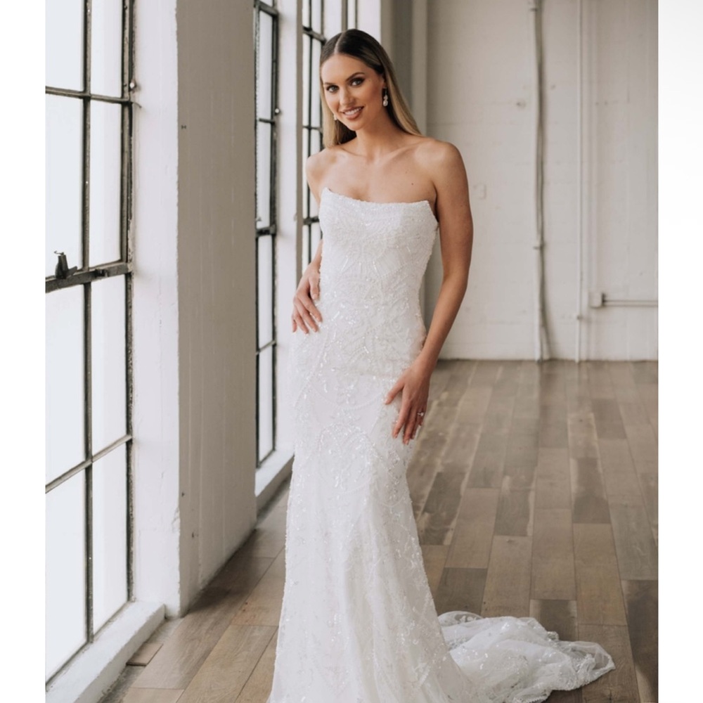 Elegant White Strapless Wedding Dress